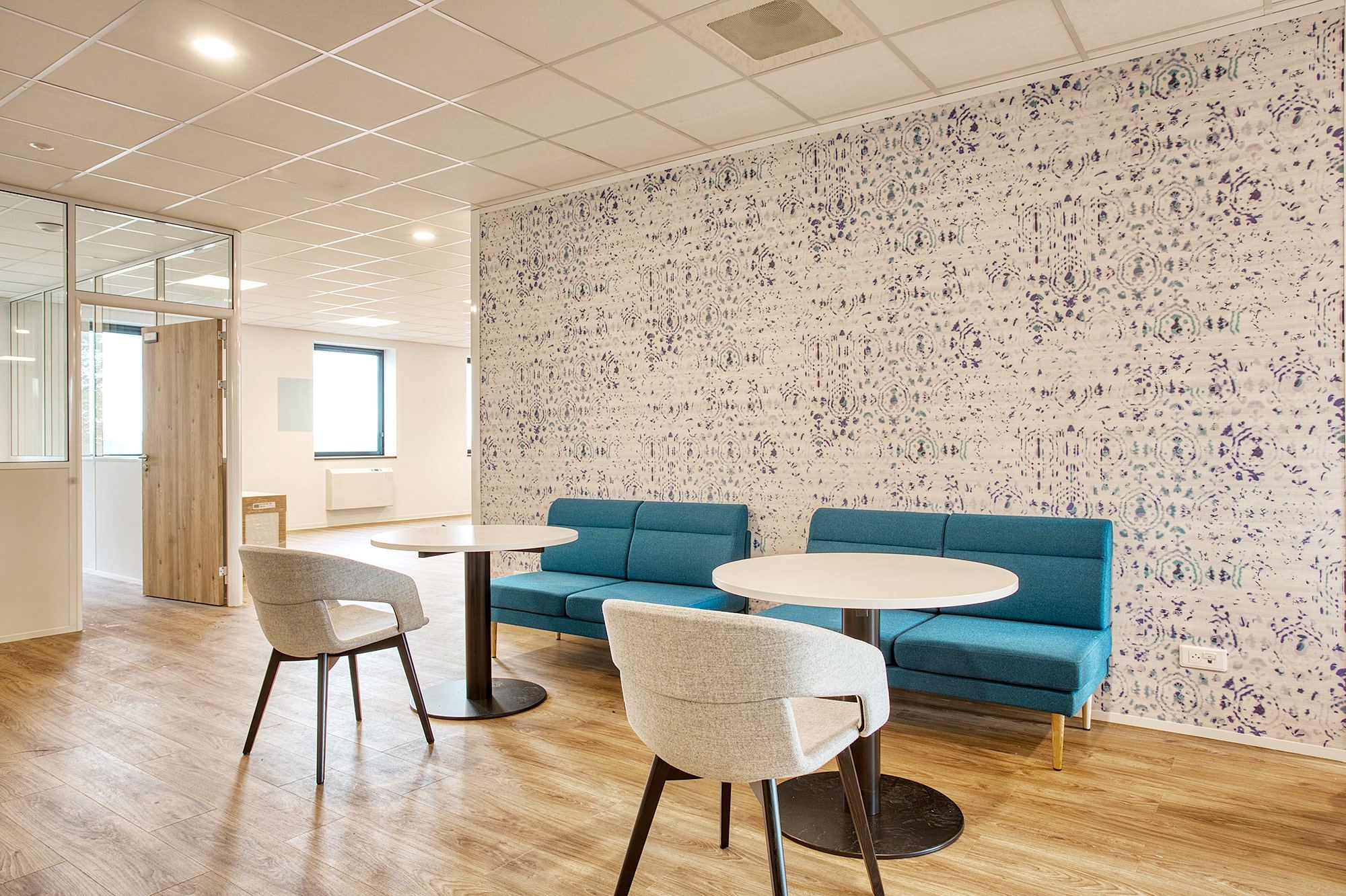 Coin détente avec assises confortables dans les bureaux d'Elyst Consulting