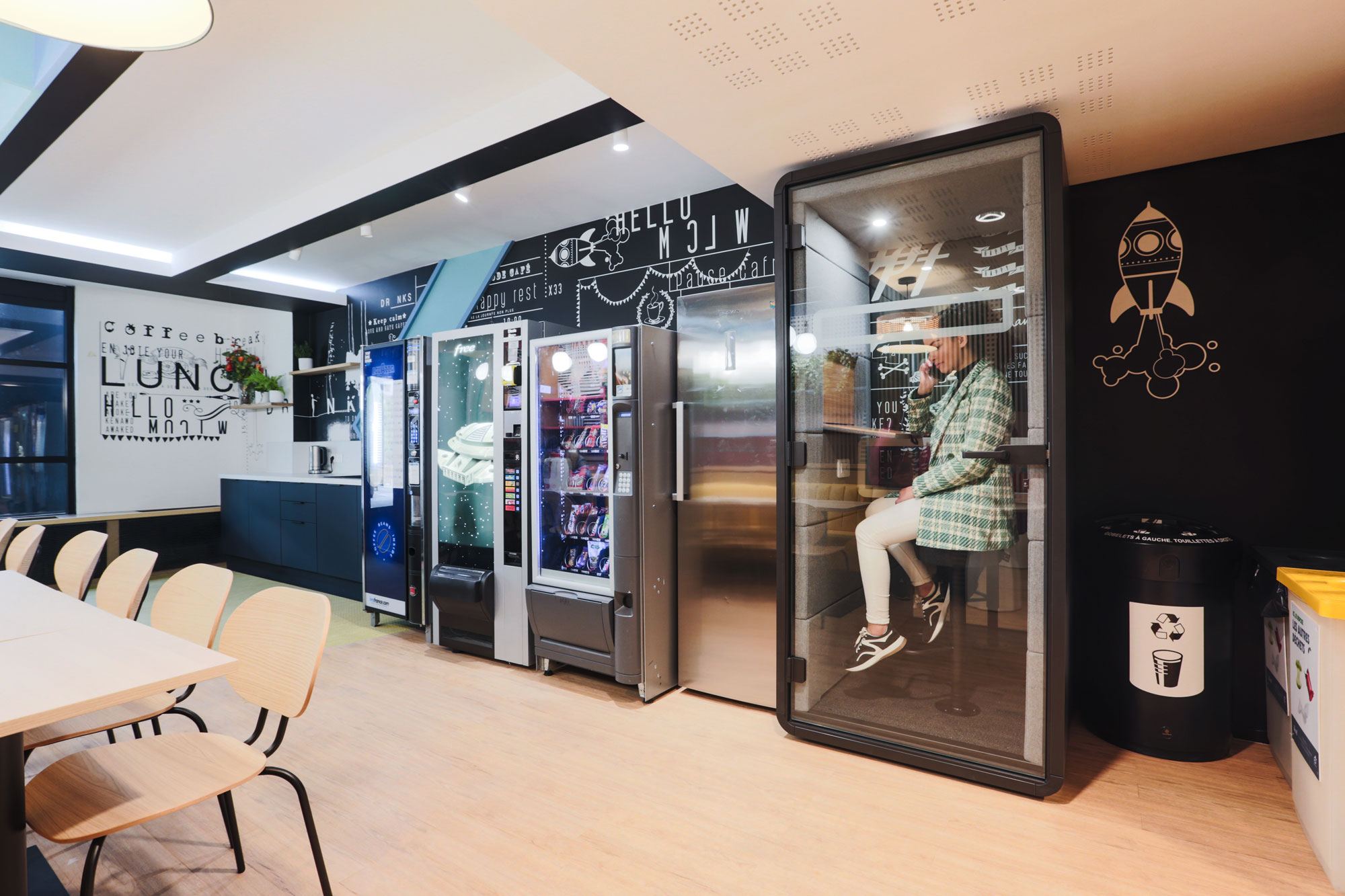 Coin café et boissons chaudes de la cafétéria Trax aménagée par Isospace pour Free
