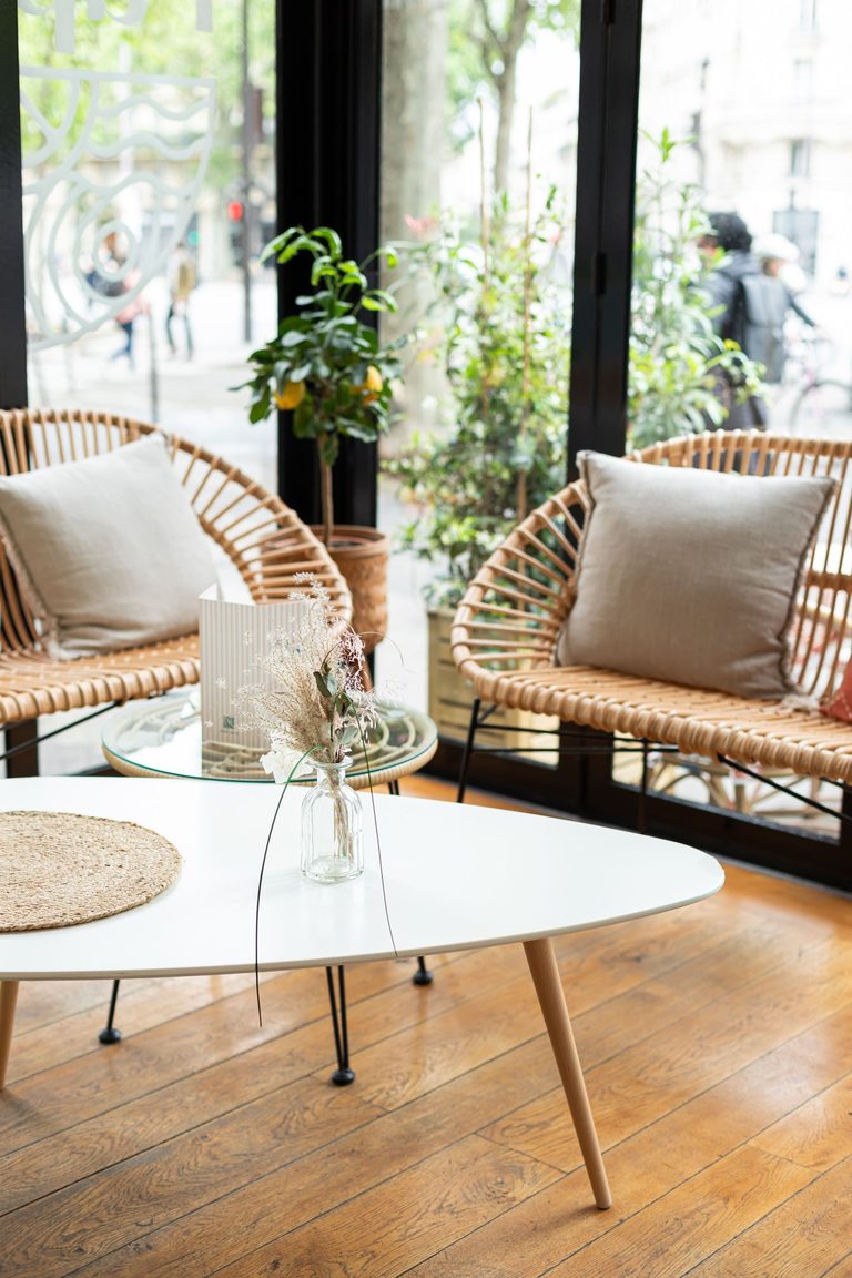 Coin banquette du restaurant Papilles, papier peint tropical et suspensions rotin