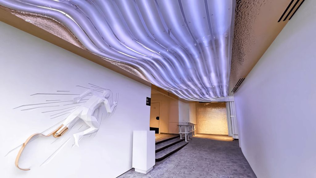 Hall scénographié de la Toyota House, plafond sculptural rétroéclairé