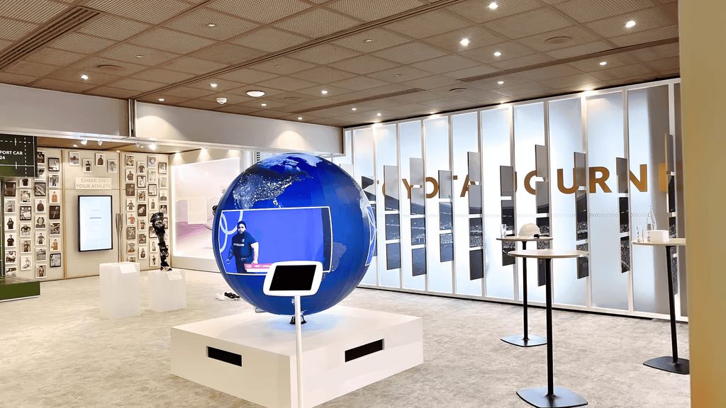 Espace digital de la Toyota House avec globe terrestre et écran tactile