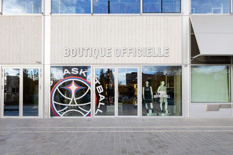 Devanture bois clair de la boutique officielle du Paris Basketball