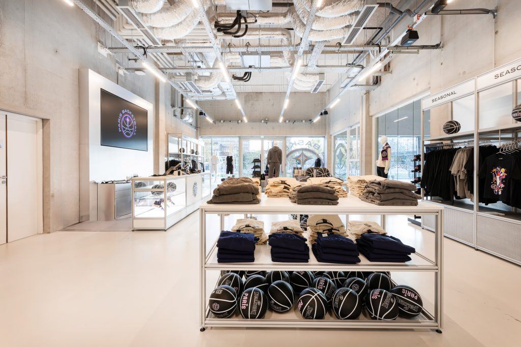 Mur de caissons lumineux présentant les maillots du Paris Basketball
