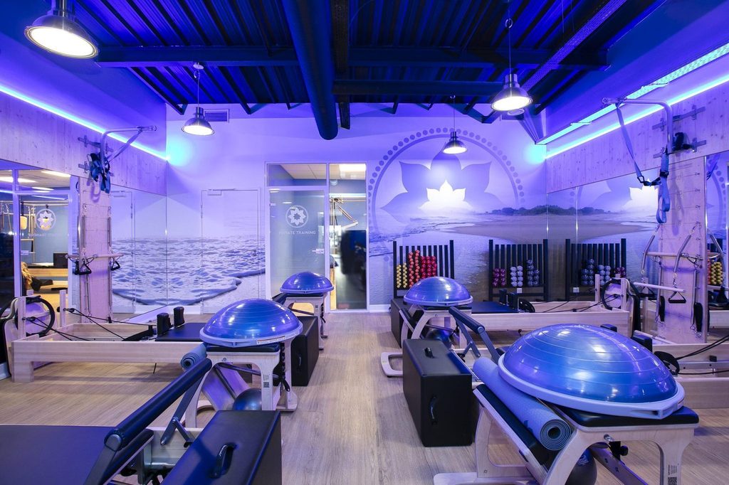 Salle d’entraînement du Club Pilates du Bouscat avec fresque en arche