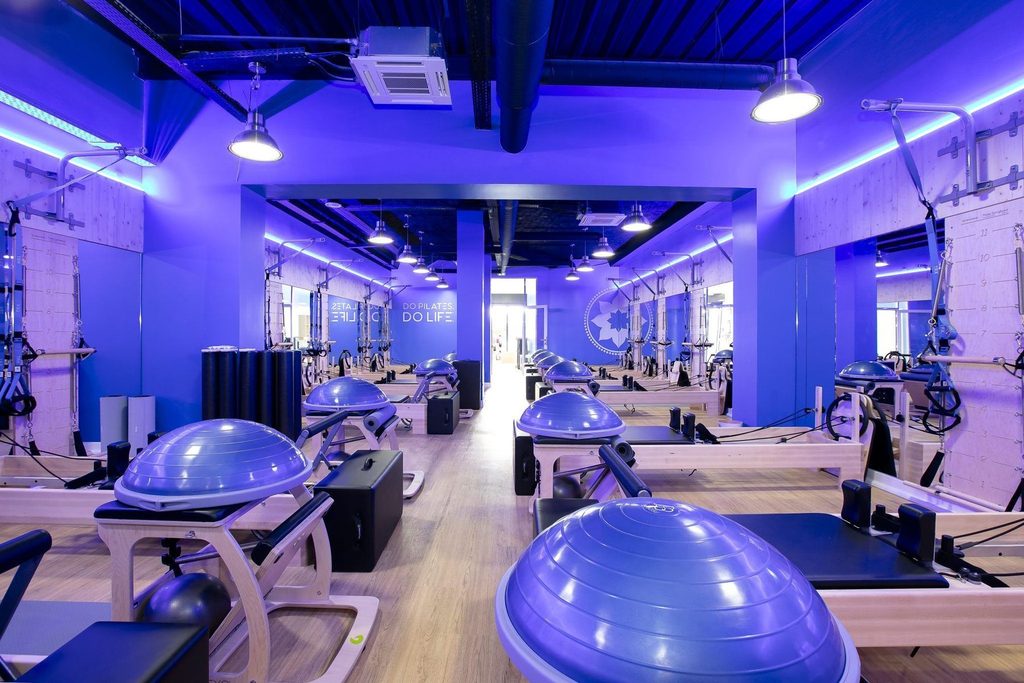 Salle de reformers du studio Club Pilates du Bouscat aménagé par Isospace