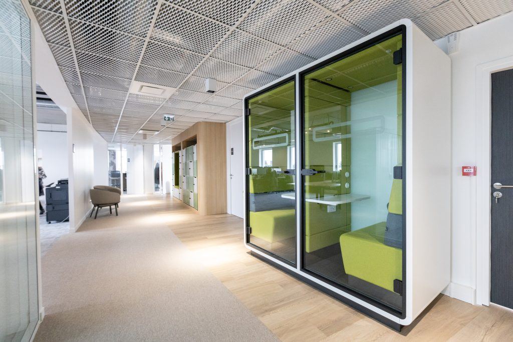 Accueil du siège Local.fr, banque sur mesure noire et faux plafond lumineux
