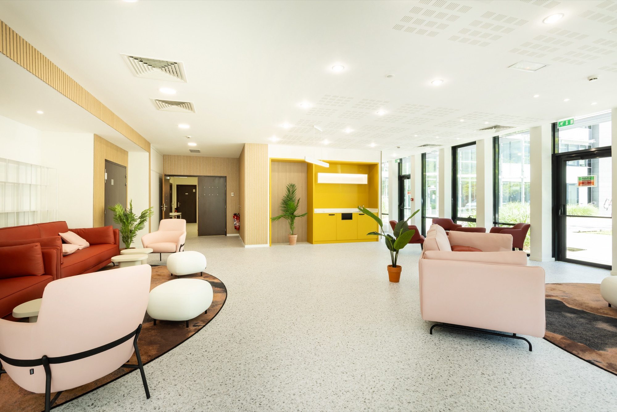 Salon lounge de détente aménagé dans les espaces communs d'un siège tertiaire